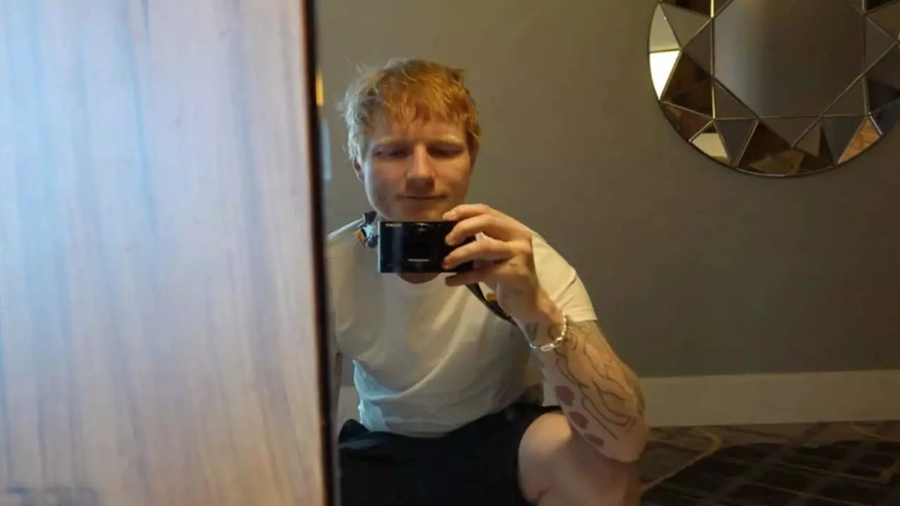 Ed Sheeran ने लाइव परफॉर्मेंस में लिप-सिंकिंग करने के लिए पेशेवर गायकों पर निशाना साधा Ed Sheeran ने लाइव परफॉर्मेंस में लिप-सिंकिंग करने के लिए पेशेवर गायकों पर निशाना साधा