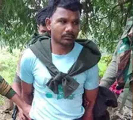 मुठभेड़ के दौरान नक्सली जिंदा पकड़ाया मुठभेड़ के दौरान नक्सली जिंदा पकड़ाया