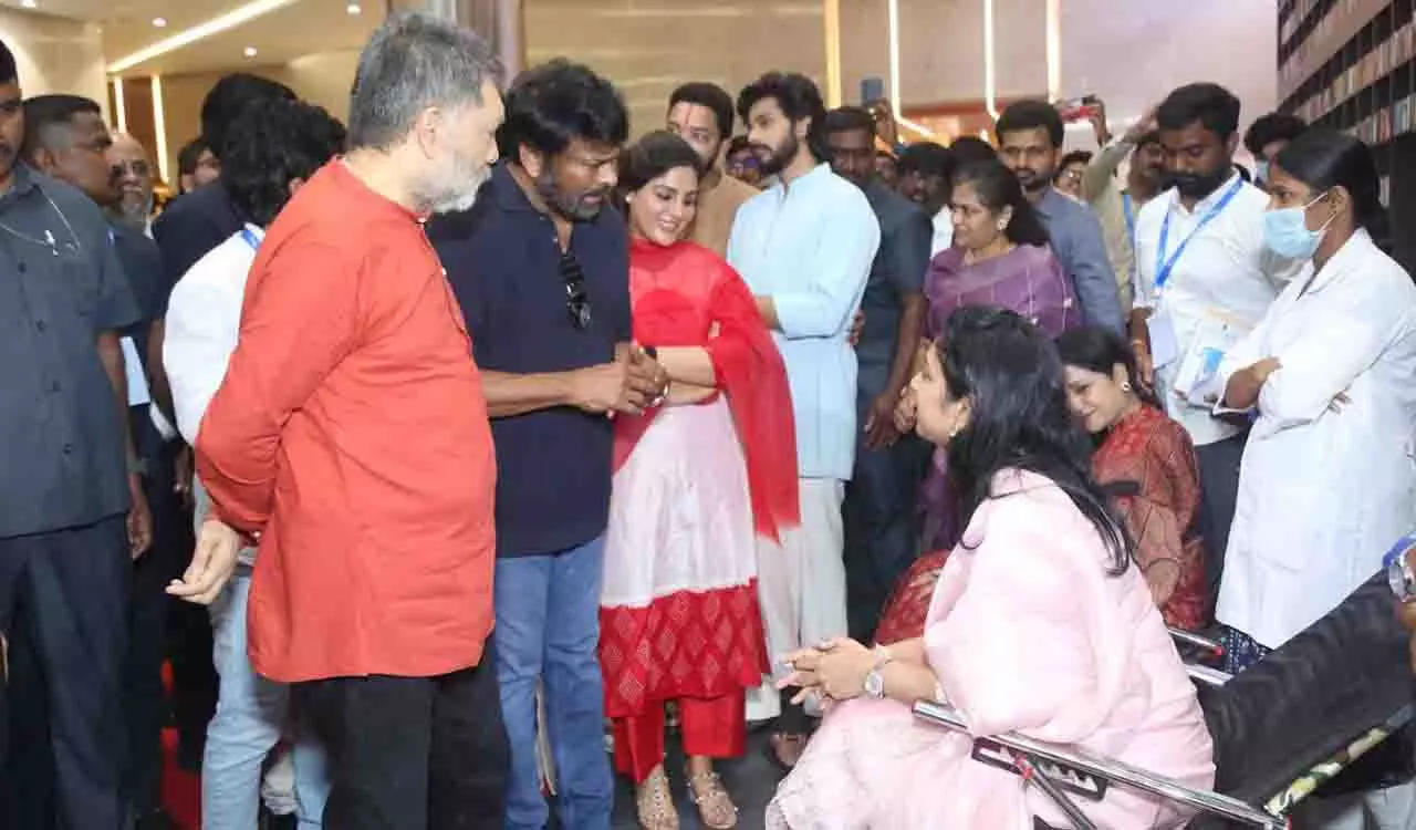 Chiranjeevi, फीनिक्स फाउंडेशन ने सशस्त्र बलों के लिए विशाल रक्तदान अभियान का आयोजन किया Chiranjeevi, फीनिक्स फाउंडेशन ने सशस्त्र बलों के लिए विशाल रक्तदान अभियान का आयोजन किया