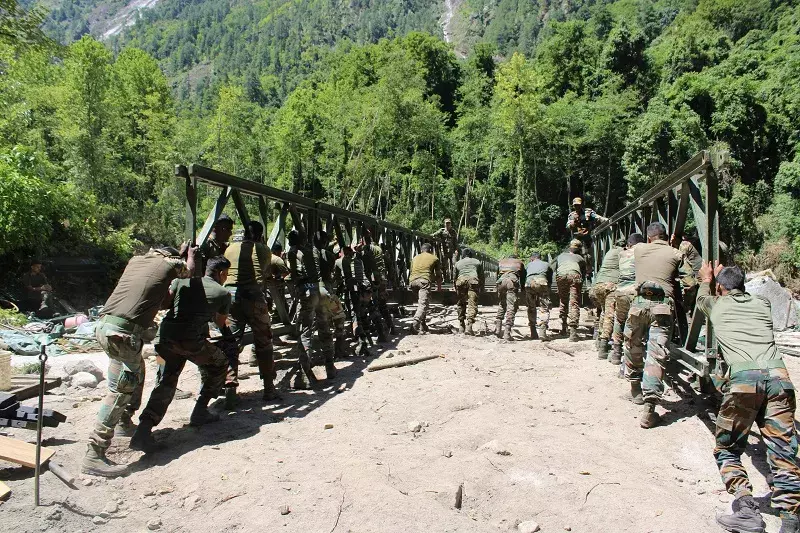 Arunachal भारतीय सेना ने कुंडाओ-चू नदी पर 110 फुट ऊंचा पुल बनाया Arunachal भारतीय सेना ने कुंडाओ-चू नदी पर 110 फुट ऊंचा पुल बनाया