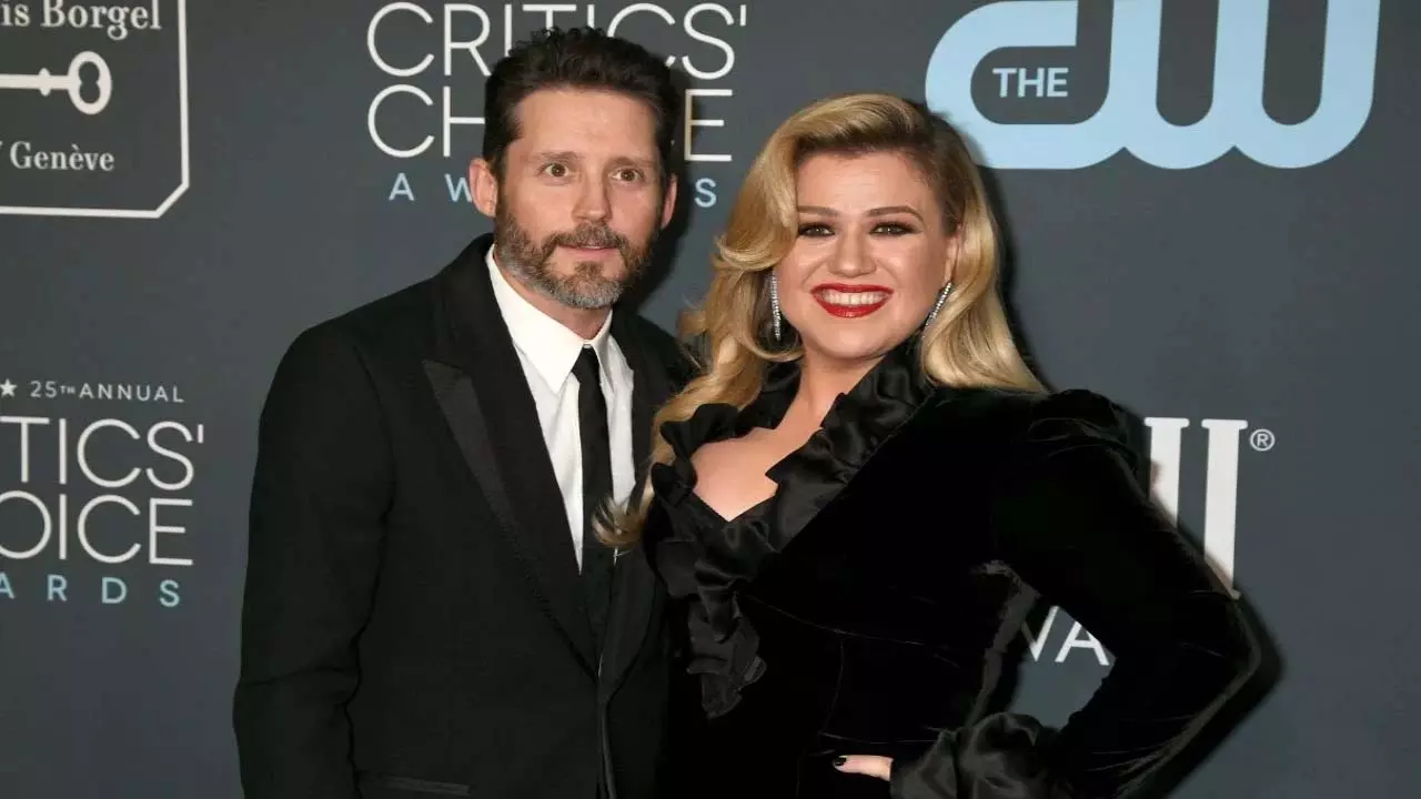 Kelly Clarkson अपने बच्चों की देखभाल के लिए मंच से हटीं Kelly Clarkson अपने बच्चों की देखभाल के लिए मंच से हटीं