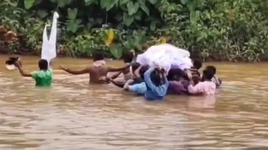 बाढ़ के बीच जान जोखिम में डालकर शवों को ले जाने की कड़ी चुनौती बाढ़ के बीच जान जोखिम में डालकर शवों को ले जाने की कड़ी चुनौती