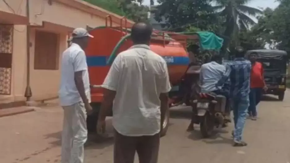 ओडिशा के जटनी में चार दिनों से पाइप लाइन से पानी की आपूर्ति बाधित ओडिशा के जटनी में चार दिनों से पाइप लाइन से पानी की आपूर्ति बाधित