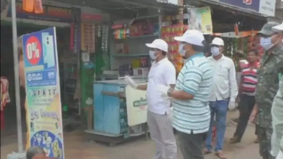 ओडिशा में आईएएस अधिकारी ने झाड़ू लेकर बाजार में स्वच्छता का संदेश दिया ओडिशा में आईएएस अधिकारी ने झाड़ू लेकर बाजार में स्वच्छता का संदेश दिया