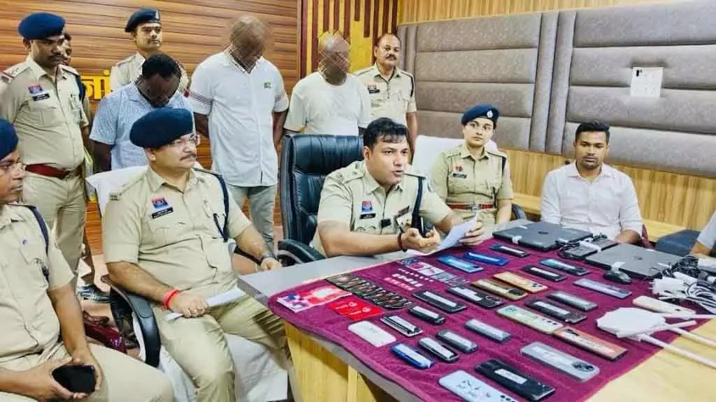 तीन विदेशी फ्रॉड छत्तीसगढ़ पुलिस की गिरफ्त में, गिफ्ट भेजने का लालच देकर करते थे ठगी तीन विदेशी फ्रॉड छत्तीसगढ़ पुलिस की गिरफ्त में, गिफ्ट भेजने का लालच देकर करते थे ठगी