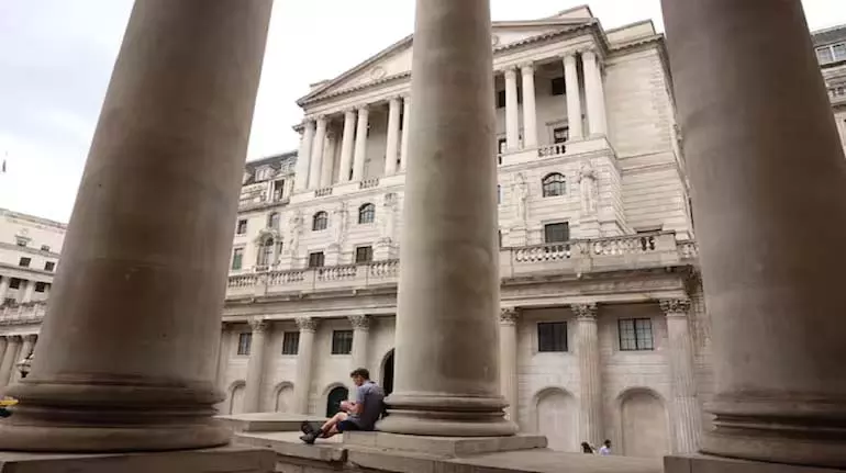Bank of England ने ब्याज दरों में 25 आधार अंकों की कटौती कर इसे 4% कर दिया Bank of England ने ब्याज दरों में 25 आधार अंकों की कटौती कर इसे 4% कर दिया
