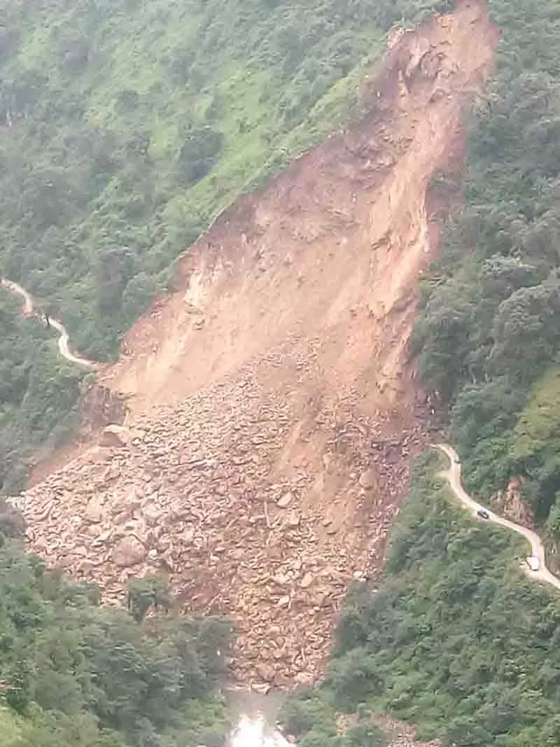बादल फटने के बाद Solan village के 60 निवासियों ने घर छोड़े बादल फटने के बाद Solan village के 60 निवासियों ने घर छोड़े