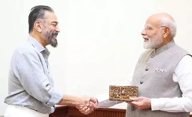 कमल हासन की प्रधानमंत्री मोदी से अचानक मुलाकात कमल हासन की प्रधानमंत्री मोदी से अचानक मुलाकात