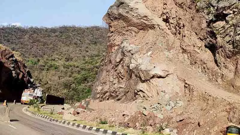 Bilaspur का खामोश संकट, पहाड़ टूटने से डर के साये में फंसे गांव Bilaspur का खामोश संकट, पहाड़ टूटने से डर के साये में फंसे गांव
