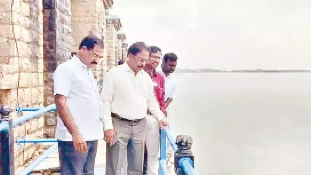 Telangana: हिमायत सागर में जलस्तर बढ़ने पर अधिकारियों ने अलर्ट जारी किया Telangana: हिमायत सागर में जलस्तर बढ़ने पर अधिकारियों ने अलर्ट जारी किया