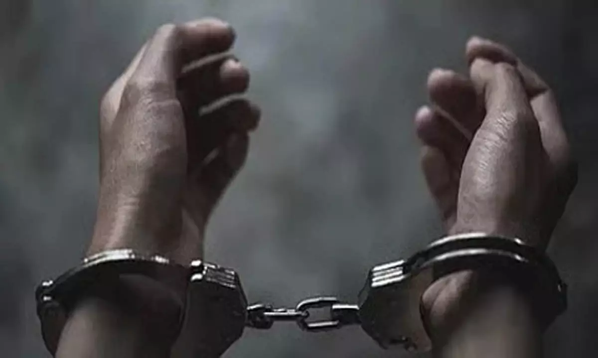 अमेरिकी सैन्य अड्डे पर पाँच लोगों को गोली मारने के बाद सेना के सार्जेंट को हिरासत में लिया गया अमेरिकी सैन्य अड्डे पर पाँच लोगों को गोली मारने के बाद सेना के सार्जेंट को हिरासत में लिया गया