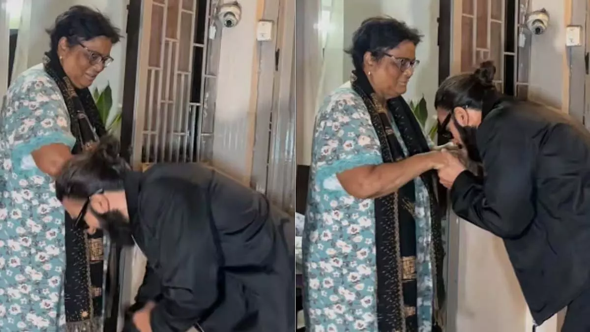 रणवीर सिंह ने बुजुर्ग महिला के पैर छूकर दिल जीते, वीडियो वायरल रणवीर सिंह ने बुजुर्ग महिला के पैर छूकर दिल जीते, वीडियो वायरल