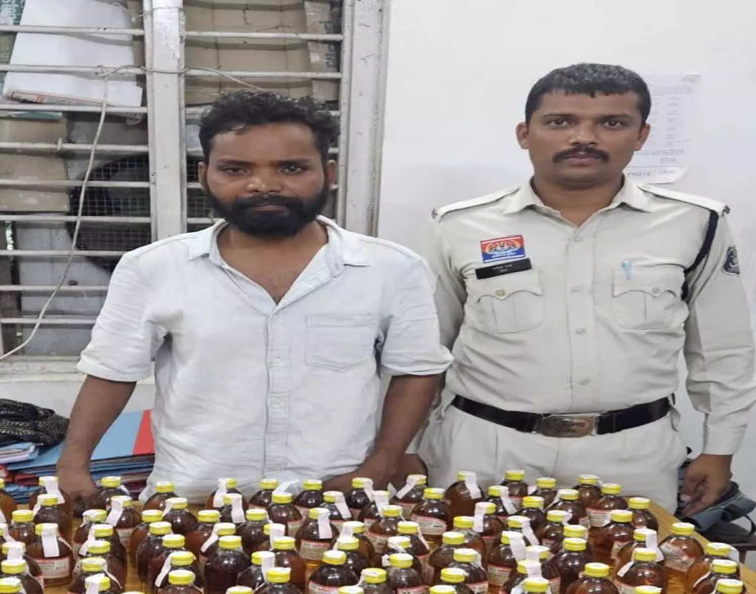 दोपहिया वाहन में शराब ले जा रहा युवक गिरफ्तार, 50 पौवा देशी शराब बरामद दोपहिया वाहन में शराब ले जा रहा युवक गिरफ्तार, 50 पौवा देशी शराब बरामद
