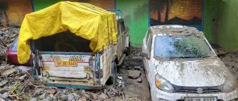 Kullu village में अचानक आई बाढ़ से तबाही, पांच घर क्षतिग्रस्त Kullu village में अचानक आई बाढ़ से तबाही, पांच घर क्षतिग्रस्त