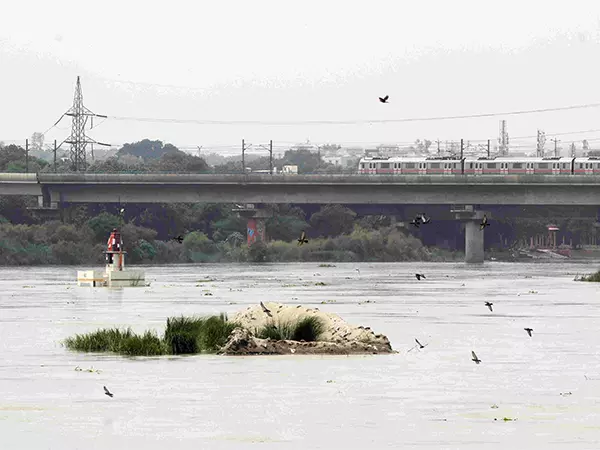 Delhi: भारी मानसूनी बारिश के बाद यमुना का जलस्तर चेतावनी के निशान को पार कर गया Delhi: भारी मानसूनी बारिश के बाद यमुना का जलस्तर चेतावनी के निशान को पार कर गया