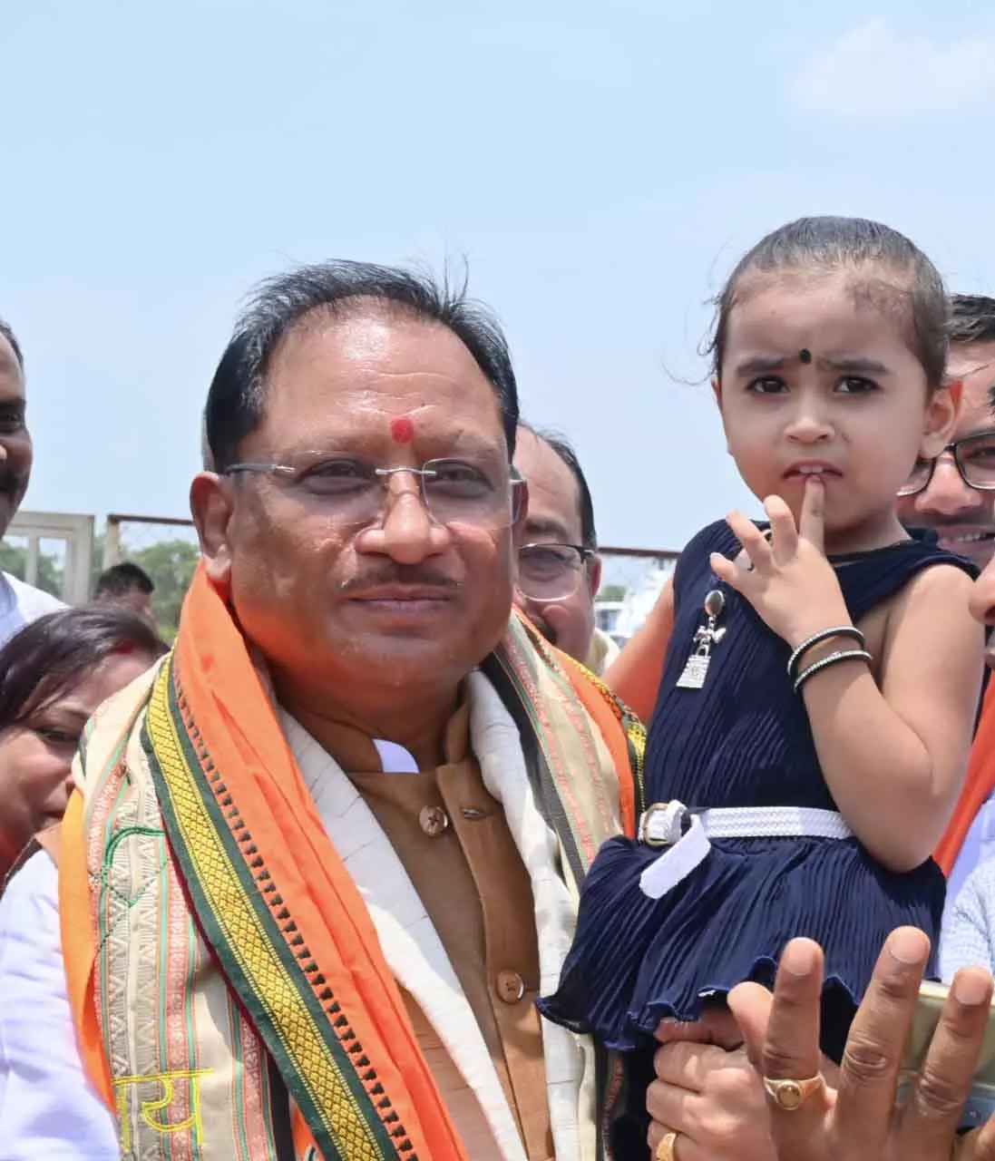नन्ही सृष्टि को गोद में उठाकर CM साय ने रच दिया अपनत्व और स्नेह का अविस्मरणीय पल नन्ही सृष्टि को गोद में उठाकर CM साय ने रच दिया अपनत्व और स्नेह का अविस्मरणीय पल