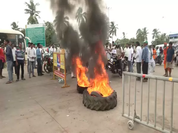 बालागाम मामले में न्याय की मांग को लेकर BJD ने पिपिली टोल गेट पर भुवनेश्वर-पुरी मार्ग जाम किया बालागाम मामले में न्याय की मांग को लेकर BJD ने पिपिली टोल गेट पर भुवनेश्वर-पुरी मार्ग जाम किया