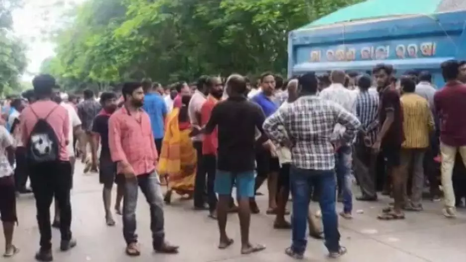 स्कूल से लौटते समय हाइवा ट्रक ने लड़की और उसके पिता को कुचला स्कूल से लौटते समय हाइवा ट्रक ने लड़की और उसके पिता को कुचला