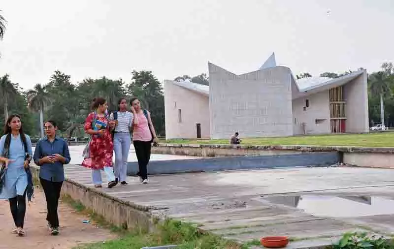 Punjab: चुनावों से पहले, पीयू ने छात्रों के लिए पार्किंग स्टिकर जारी किए Punjab: चुनावों से पहले, पीयू ने छात्रों के लिए पार्किंग स्टिकर जारी किए