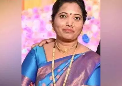 एक पागल ने बस में एक युवक पर कोयोट से हमला किया एक पागल ने बस में एक युवक पर कोयोट से हमला किया