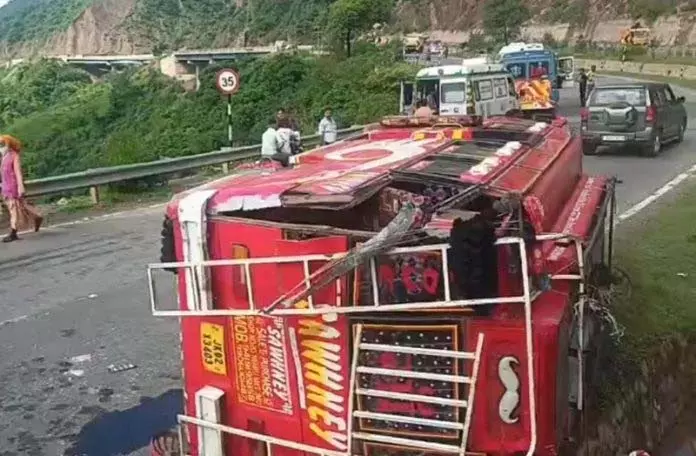 Jammu: दुर्घटना में महिला की मौत, 8 अन्य घायल Jammu: दुर्घटना में महिला की मौत, 8 अन्य घायल
