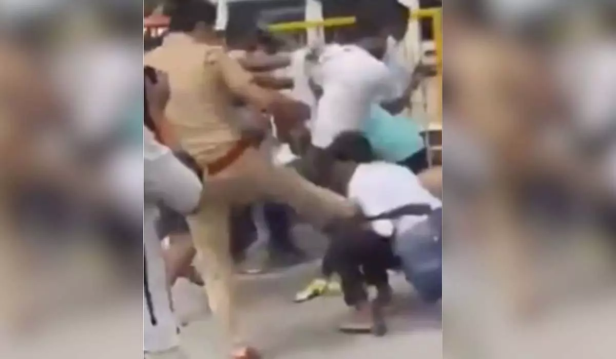 STET परीक्षा विरोध में पटना में पुलिसकर्मी ने युवक को लात मारी STET परीक्षा विरोध में पटना में पुलिसकर्मी ने युवक को लात मारी