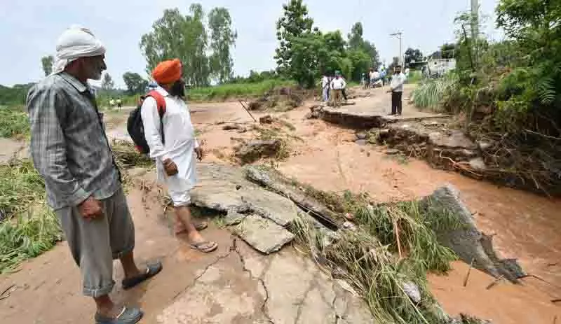 Chandigarh के पांच गांवों का संपर्क टूटा, बारिश के पानी से सड़क क्षतिग्रस्त Chandigarh के पांच गांवों का संपर्क टूटा, बारिश के पानी से सड़क क्षतिग्रस्त