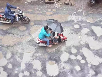 गड्ढों में खो गया डामर! वाड़ी-खरगाँव रोड पर जान हथेली पर लेकर सफ़र गड्ढों में खो गया डामर! वाड़ी-खरगाँव रोड पर जान हथेली पर लेकर सफ़र