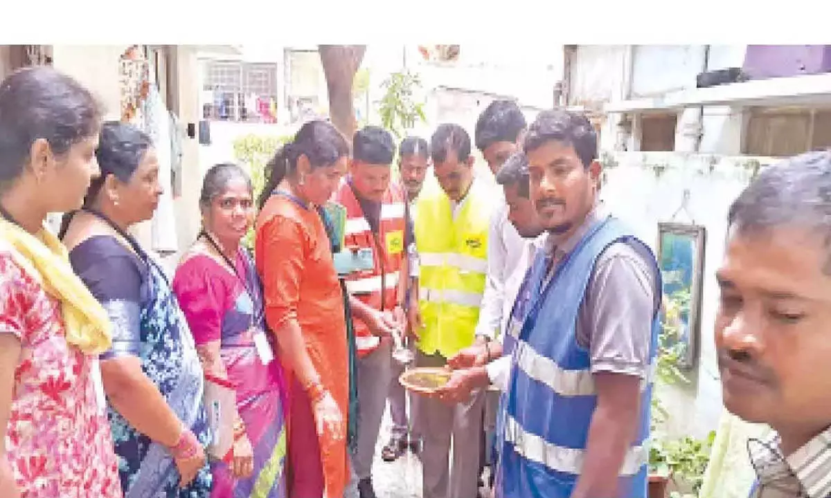 मच्छरों के खतरे से निपटने के लिए जीएचएमसी ने लार्वा-रोधी अभियान तेज़ किए मच्छरों के खतरे से निपटने के लिए जीएचएमसी ने लार्वा-रोधी अभियान तेज़ किए