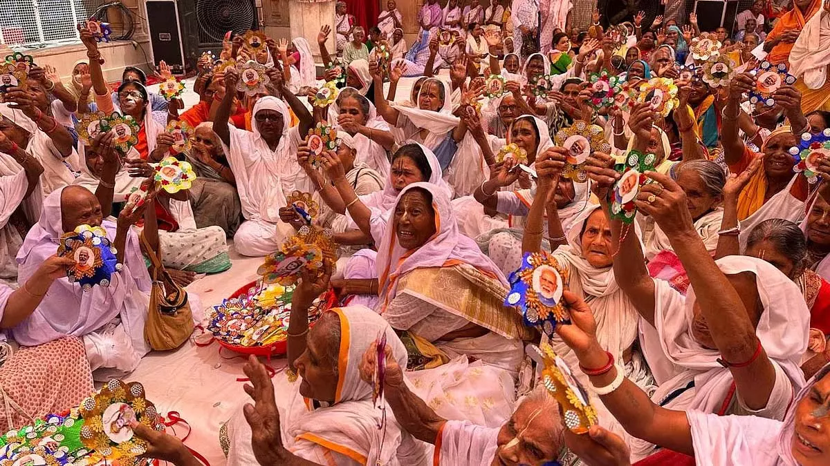 रक्षाबंधन पर वृंदावन की विधवाएं पीएम मोदी को बांधेंगी 1001 राखियां रक्षाबंधन पर वृंदावन की विधवाएं पीएम मोदी को बांधेंगी 1001 राखियां