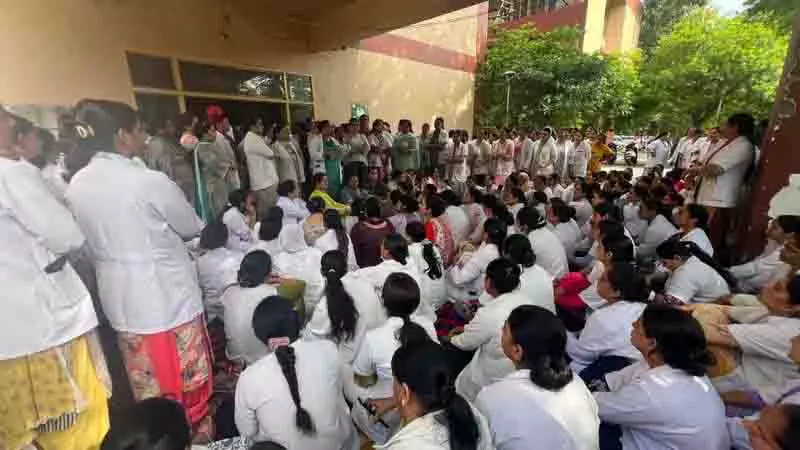 GNDH नर्सिंग स्टाफ ने सहकर्मी पर हमले के खिलाफ प्रदर्शन किया GNDH नर्सिंग स्टाफ ने सहकर्मी पर हमले के खिलाफ प्रदर्शन किया