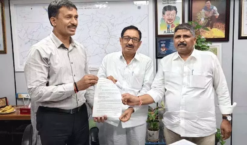 सिंगरेनी के अध्यक्ष एवं प्रबंध निदेशक से श्रमिक मुद्दों के समाधान का अनुरोध सिंगरेनी के अध्यक्ष एवं प्रबंध निदेशक से श्रमिक मुद्दों के समाधान का अनुरोध