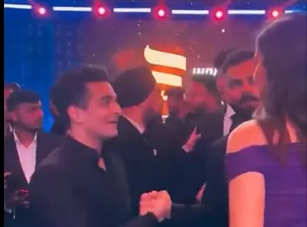 रणवीर अल्लाहबादिया ने विराट कोहली के साथ अपने कूल हैंडशेक को याद किया रणवीर अल्लाहबादिया ने विराट कोहली के साथ अपने कूल हैंडशेक को याद किया