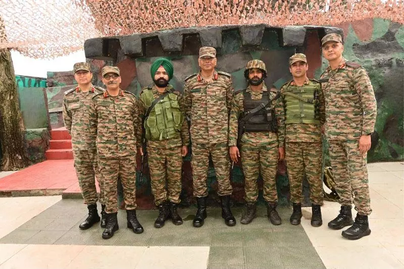 व्हाइट नाइट कोर के GOC ने पुंछ में सुरक्षा की समीक्षा की व्हाइट नाइट कोर के GOC ने पुंछ में सुरक्षा की समीक्षा की