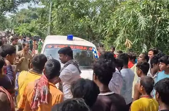 तालाब में डूबकर युवक की मौत, स्थानीय लोगों ने पुलिस के खिलाफ किया प्रदर्शन तालाब में डूबकर युवक की मौत, स्थानीय लोगों ने पुलिस के खिलाफ किया प्रदर्शन