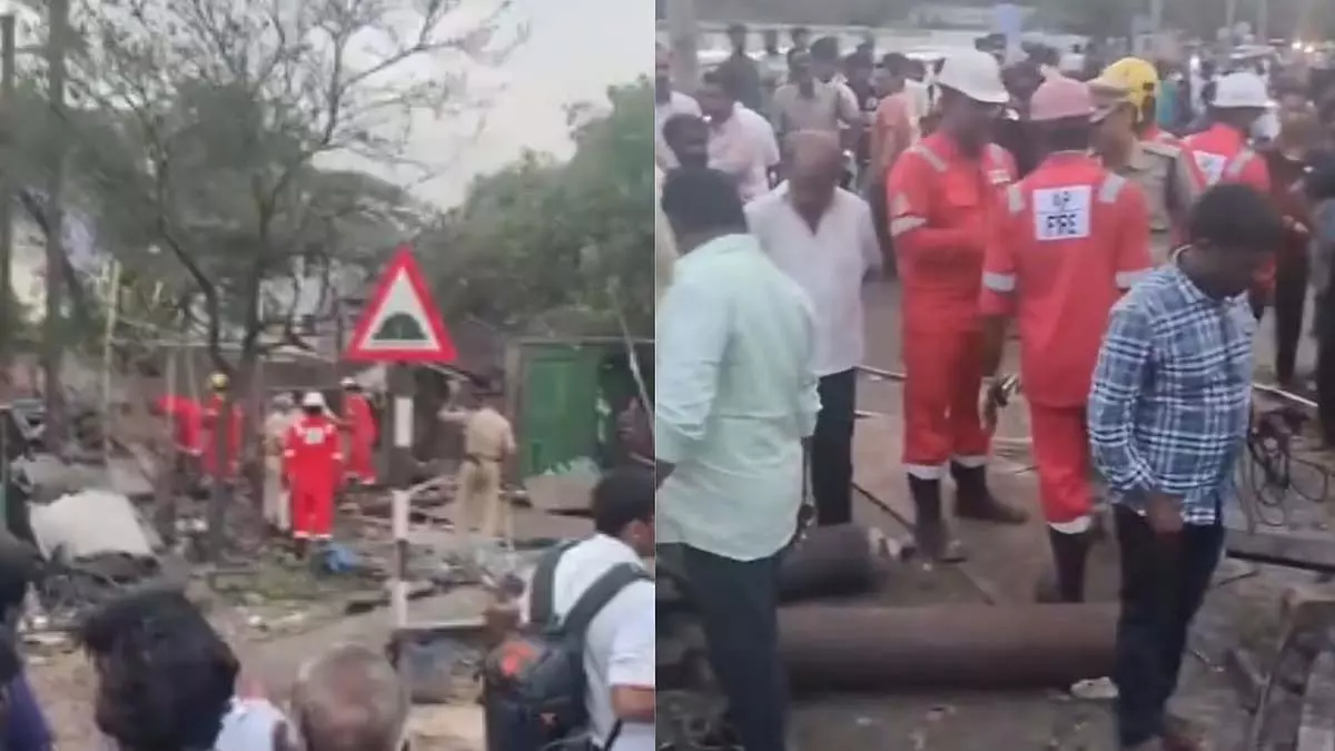 आंध्र प्रदेश में गैस सिलेंडर विस्फोट में 5 की मौत, कई घायल आंध्र प्रदेश में गैस सिलेंडर विस्फोट में 5 की मौत, कई घायल