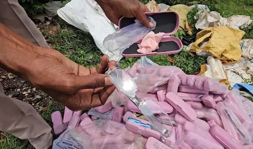 विकाराबाद में कूड़े में फेंके गए सैकड़ों कांति वेलुगु चश्मे से आक्रोश विकाराबाद में कूड़े में फेंके गए सैकड़ों कांति वेलुगु चश्मे से आक्रोश