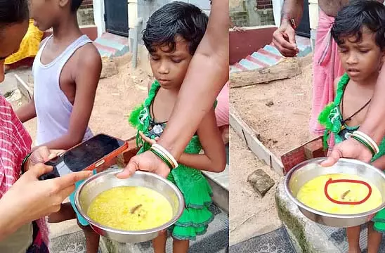 आंगनबाडी केंद्र पर खिचड़ी में इल्लियां आंगनबाडी केंद्र पर खिचड़ी में इल्लियां