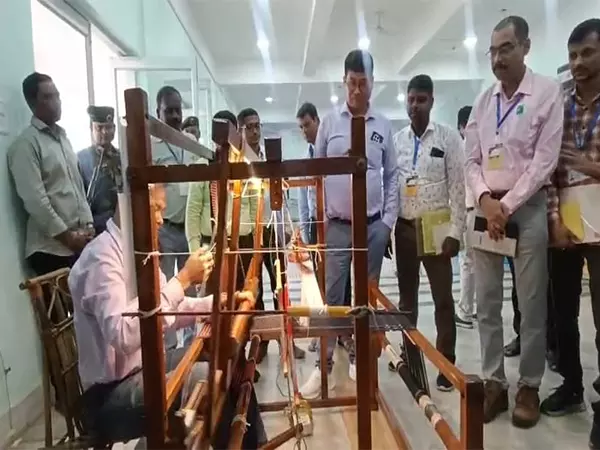 Tripura: अगरतला के प्रज्ञा भवन में 11वां राष्ट्रीय हथकरघा दिवस मनाया गया Tripura: अगरतला के प्रज्ञा भवन में 11वां राष्ट्रीय हथकरघा दिवस मनाया गया