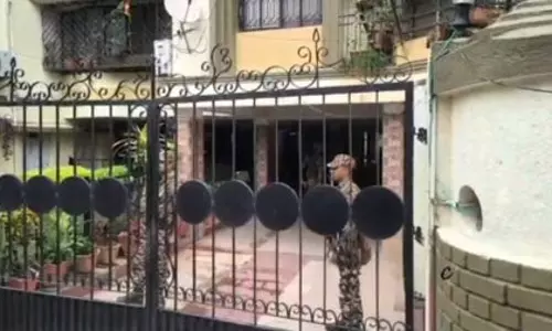 800 करोड़ जीएसटी घोटाला मामला, ED ने छह ठिकानों पर शुरू की छापेमारी 800 करोड़ जीएसटी घोटाला मामला, ED ने छह ठिकानों पर शुरू की छापेमारी