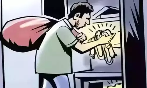 चोरों ने कैमरा बंद कर दो दुकानों में की चोरी चोरों ने कैमरा बंद कर दो दुकानों में की चोरी