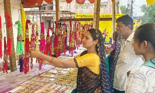 MP : उज्जैन में 100 से ज़्यादा दुकानों पर पूजा के लिए राखियाँ और थालियाँ उपलब्ध