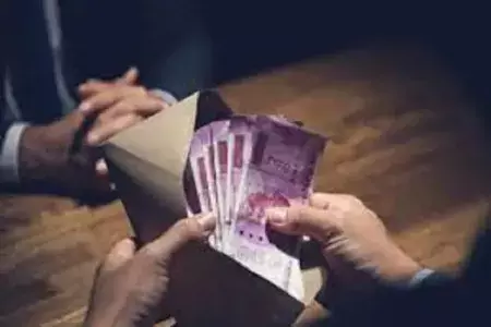 Kasganj: पुलिस पर पैसे लेकर निर्दोष को फंसाने का आरोप Kasganj: पुलिस पर पैसे लेकर निर्दोष को फंसाने का आरोप