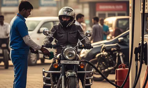 Indore : बिना हेलमेट, पेट्रोल नहीं का नियम जारी रहेगा Indore : बिना हेलमेट, पेट्रोल नहीं का नियम जारी रहेगा