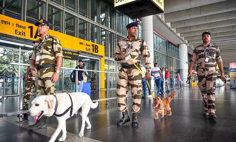 एयरपोर्ट्स पर बढ़ी हलचल: आतंकी अलर्ट के बाद केंद्र ने दिए सख्त निर्देश एयरपोर्ट्स पर बढ़ी हलचल: आतंकी अलर्ट के बाद केंद्र ने दिए सख्त निर्देश