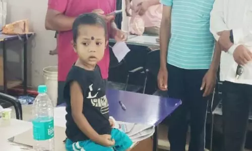 रायपुर में बच्ची लावारिस हालत में मिली रायपुर में बच्ची लावारिस हालत में मिली