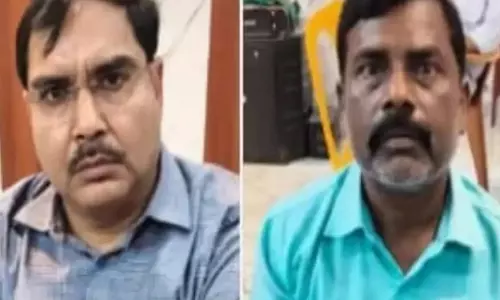 Ballia: मंडी सचिव और सहायक 21 हजार की रिश्वत लेते रंगे हाथ गिरफ्तार Ballia: मंडी सचिव और सहायक 21 हजार की रिश्वत लेते रंगे हाथ गिरफ्तार