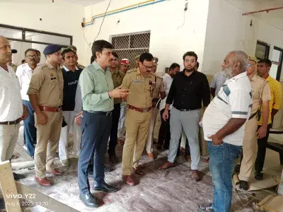 Ballia: डीएम और एसपी ने सीएचसी सोनबरसा का किया औचक निरीक्षण