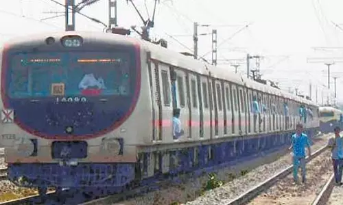 Tamil Nadu : इलेक्ट्रिक ट्रेन रोककर विरोध प्रदर्शन