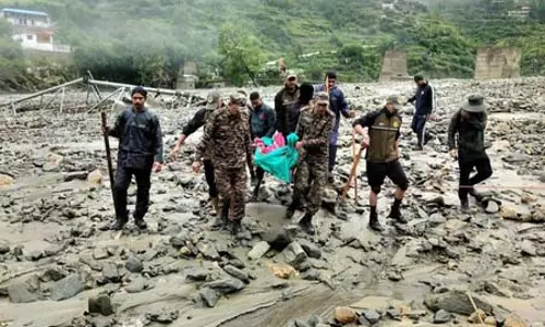 आपदा में 50 नागरिक, 1 जेसीओ और 8 जवान लापता...सेना का बचाव अभियान जारी